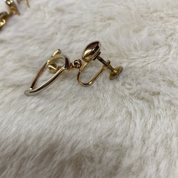 Alice Vtg Gold Screw Back Dangle Earrings • - Picture 4 of 5